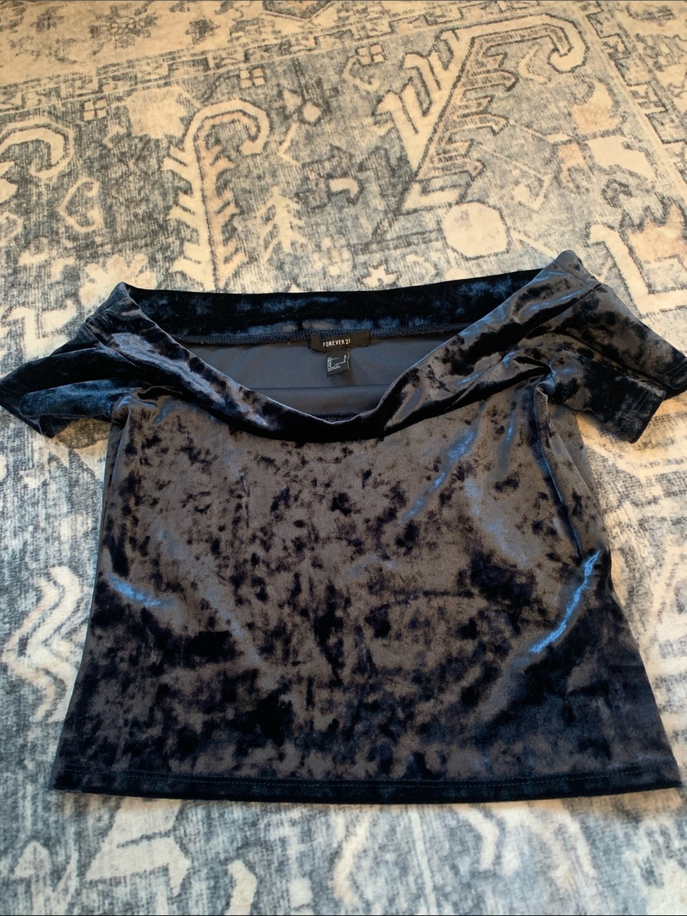 FOREVER 21 Off-the-shoulder velvet crop top (L)